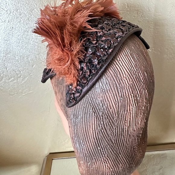 CHARMING 1950\'s BROWN/BLACK STRAW/FABRIC/SEQUIN CAP + RUST FEATHERS main image 11